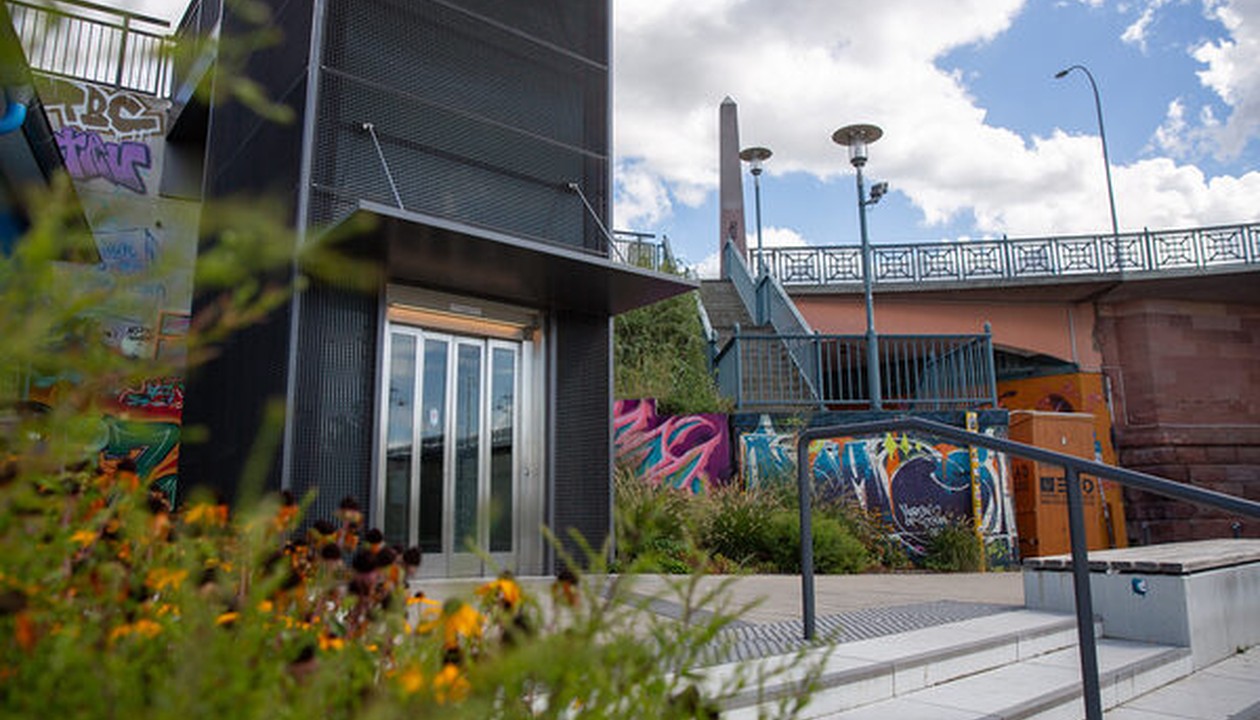 Aufzug am Rheinufer in Kastel nach Vandalismus und monatelanger Lieferungspause wieder in Betrieb