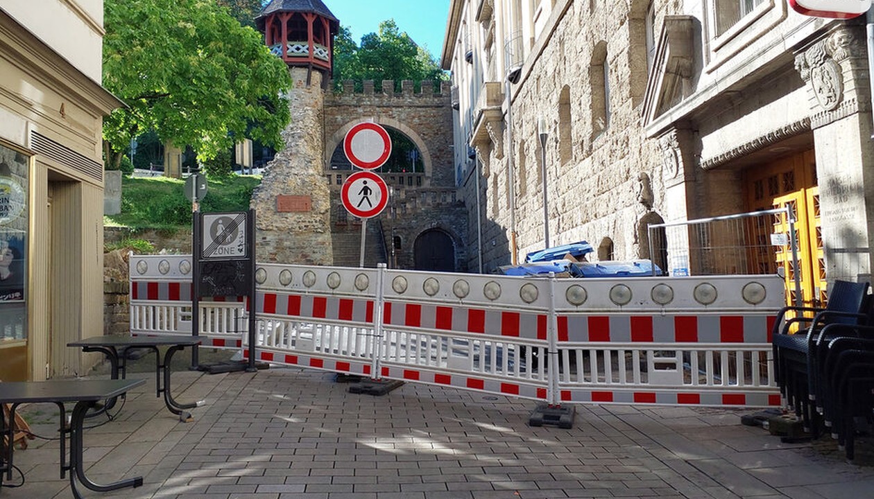 Beschädigte Fensterbank führt zu Sperrung in der Straße Am Römertor