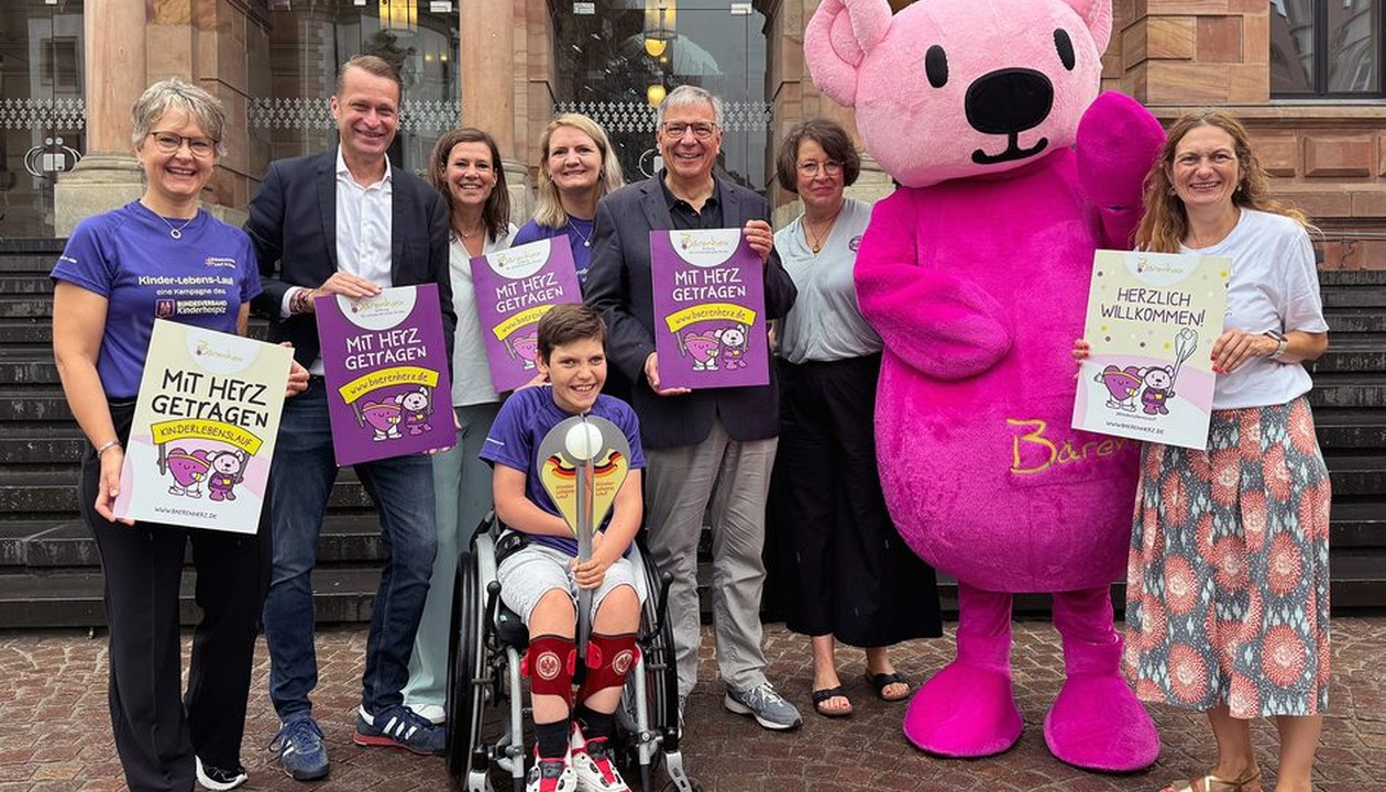 Engels-Fackel des Kinder-Lebens-Laufs macht Halt am Wiesbadener Rathaus Engels-Fackel des Kinder-Lebens-Laufs macht Halt am Wiesbadener Rathaus