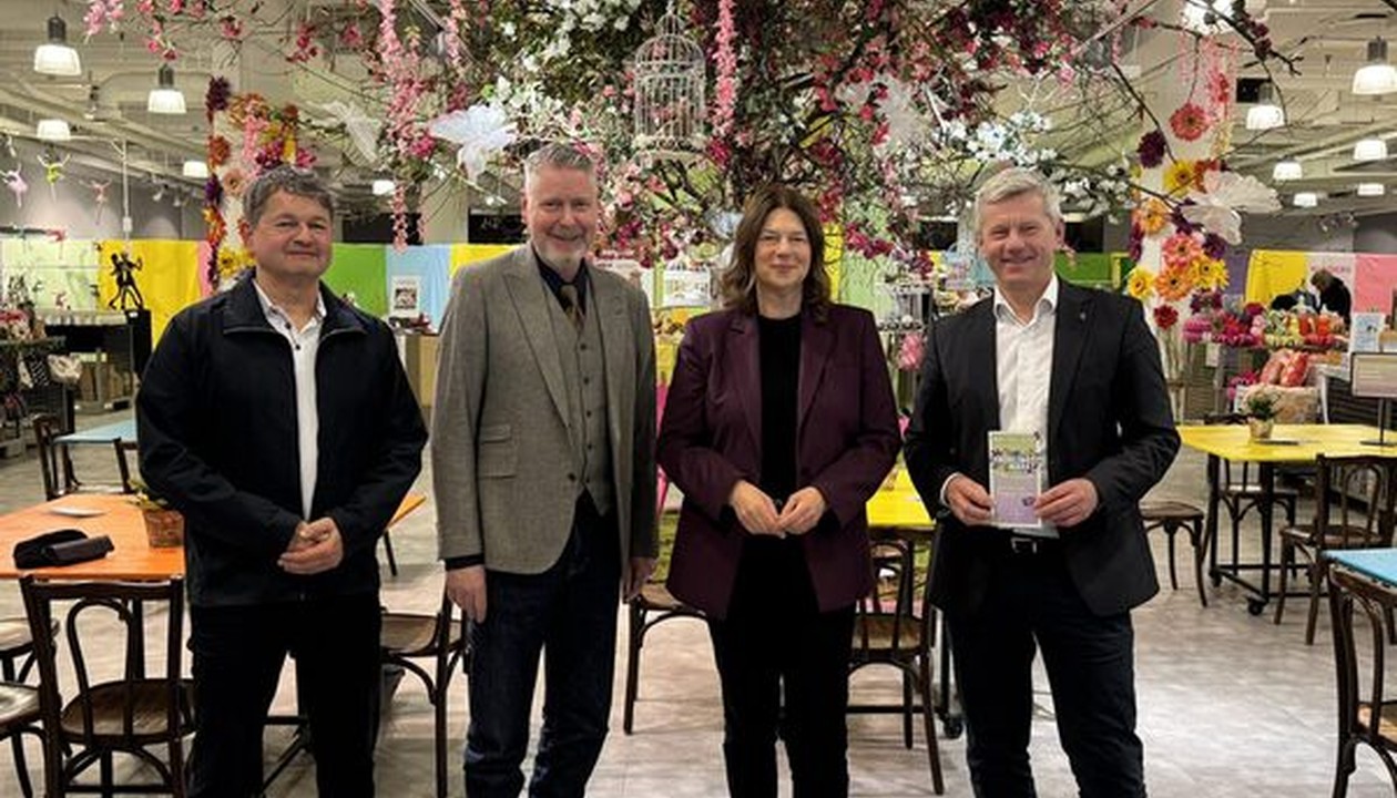 Frühlingsmarkt zieht in ehemaliges SportScheck Haus in Wiesbaden und bietet Handel, Kultur und Wein Frühlingsmarkt zieht in ehemaliges SportScheck Haus in Wiesbaden und bietet Handel, Kultur und Wein