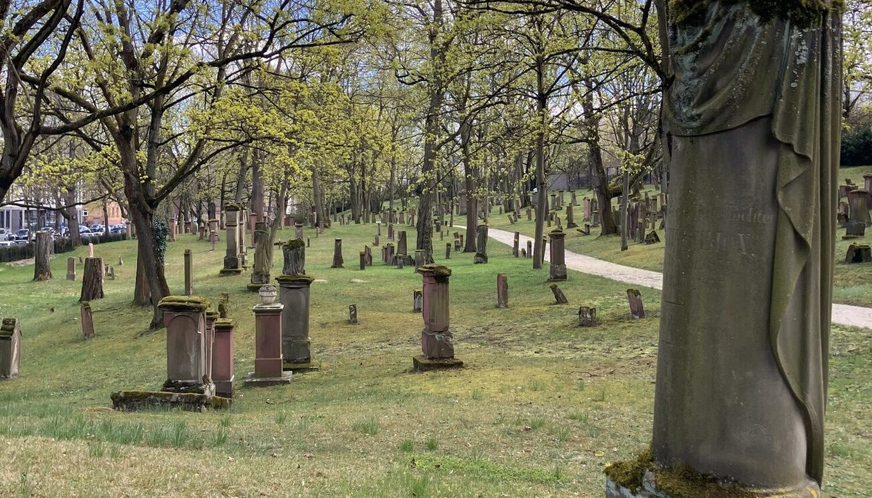 Geführte Rundgänge am Alten Jüdischen Friedhof in Mainz zum Welterbetag Geführte Rundgänge am Alten Jüdischen Friedhof in Mainz zum Welterbetag