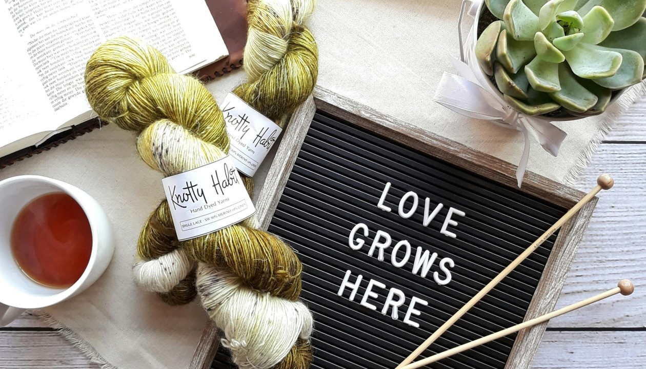 Häkelworkshop in der Reduit: Rosen verteilen als Zeichen gegen patriarchale Gewalt