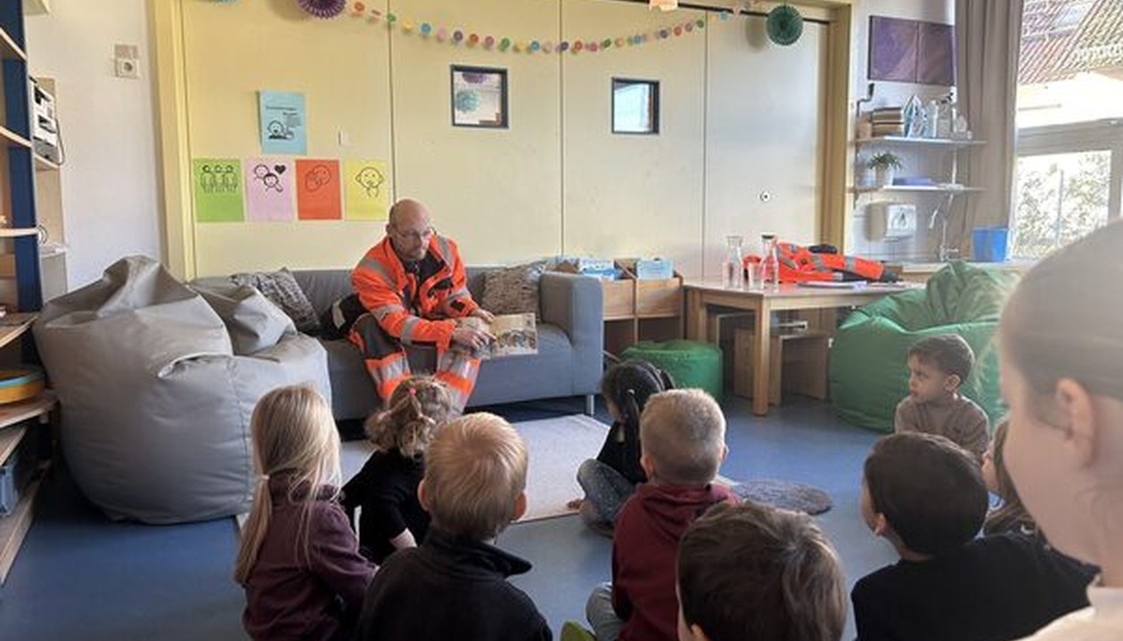 Kehrmaschinenfahrer liest in Kita: Entsorgungsbetriebe beteiligen sich erstmals am Vorlesetag