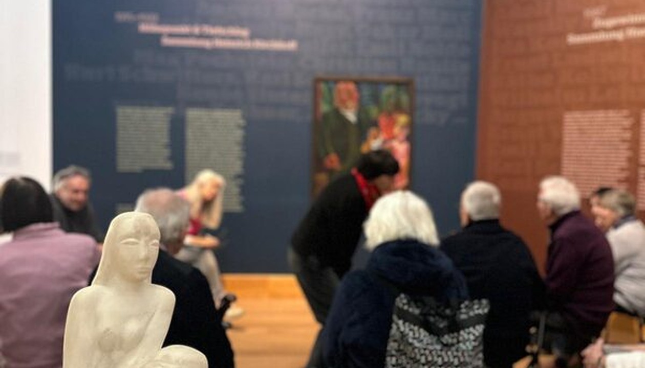 Kunstbetrachtung im Museum Wiesbaden stärkt Teilhabe von Menschen mit Demenz