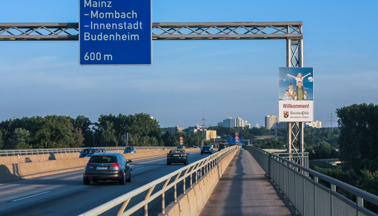 Landrat und Oberbürgermeister verlangen schnelle Teilöffnung der gesperrten Abfahrt auf der A643 Landrat und Oberbürgermeister verlangen schnelle Teilöffnung der gesperrten Abfahrt auf der A643