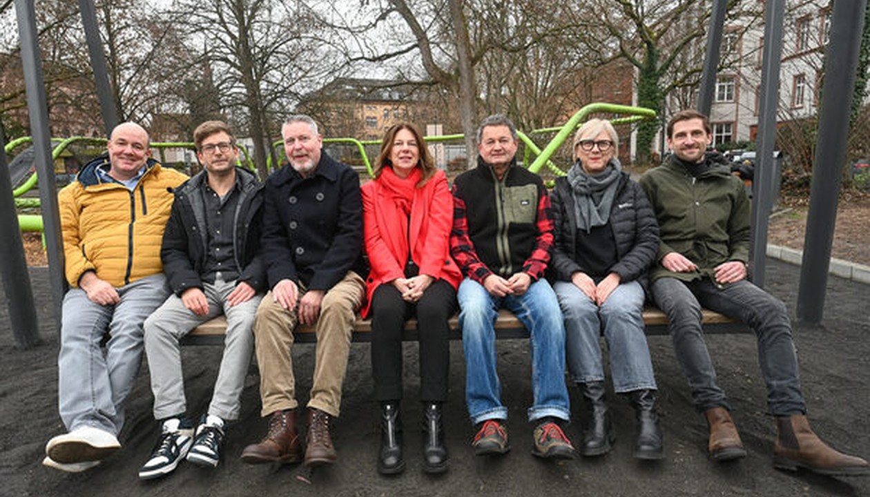 Neue Hollywoodschaukel auf dem Schulberg eröffnet Blick über die Innenstadt