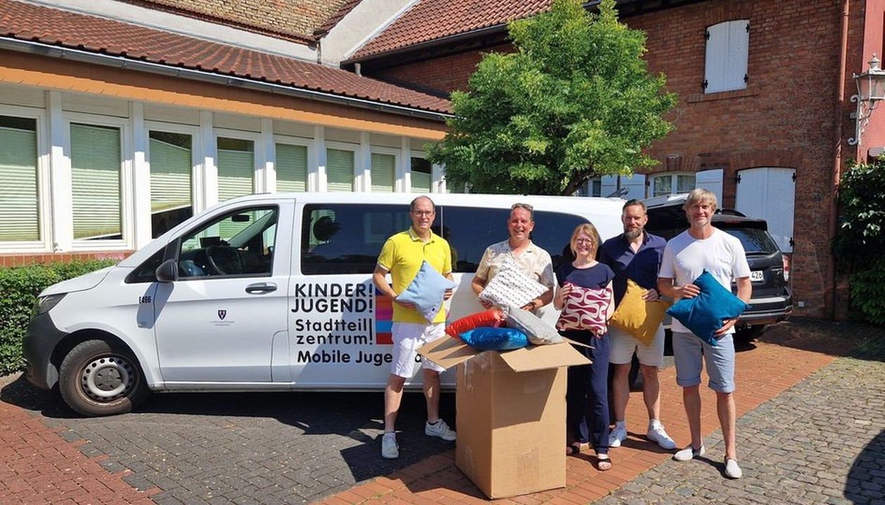 Rund 30 Kissen für Jugendtreffs in Wiesbadens östlichen Vororten