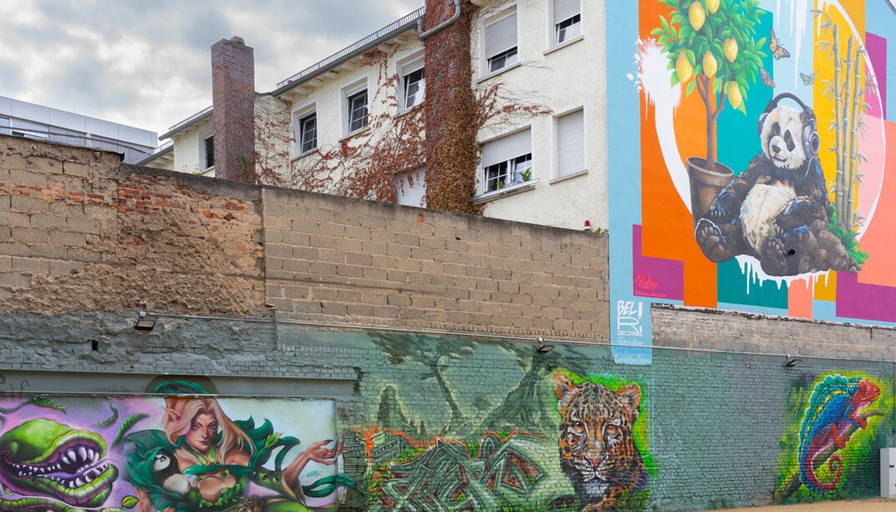 Stadtgarten auf Zeit in Rüsselsheim: Graffiti, Sitzmöbel und Begrünung auf Marktstraße 24