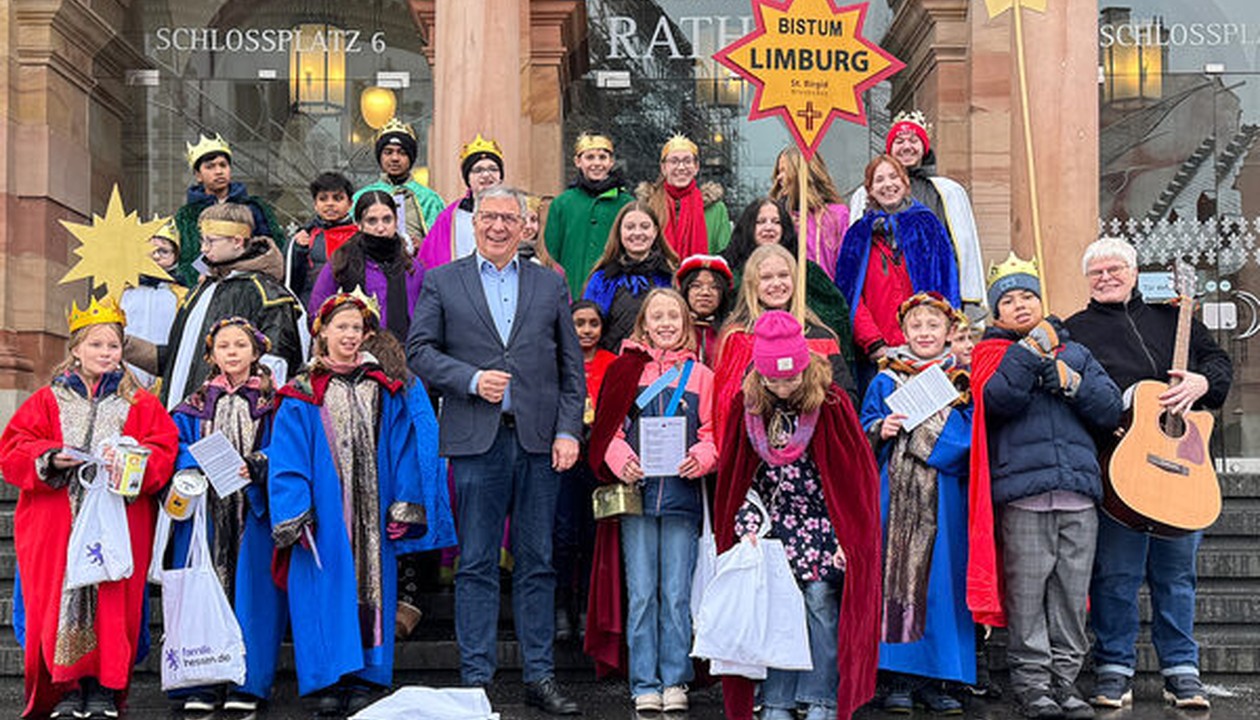 Sternsinger im Rathaus machen auf Kinderarbeit und Bildungsrechte aufmerksam