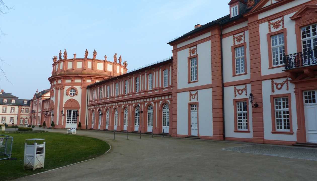 Wegen hoher Nachfrage: Schloss Biebrich wiederholt Mascha Schilinskis Film „In die Sonne schauen“