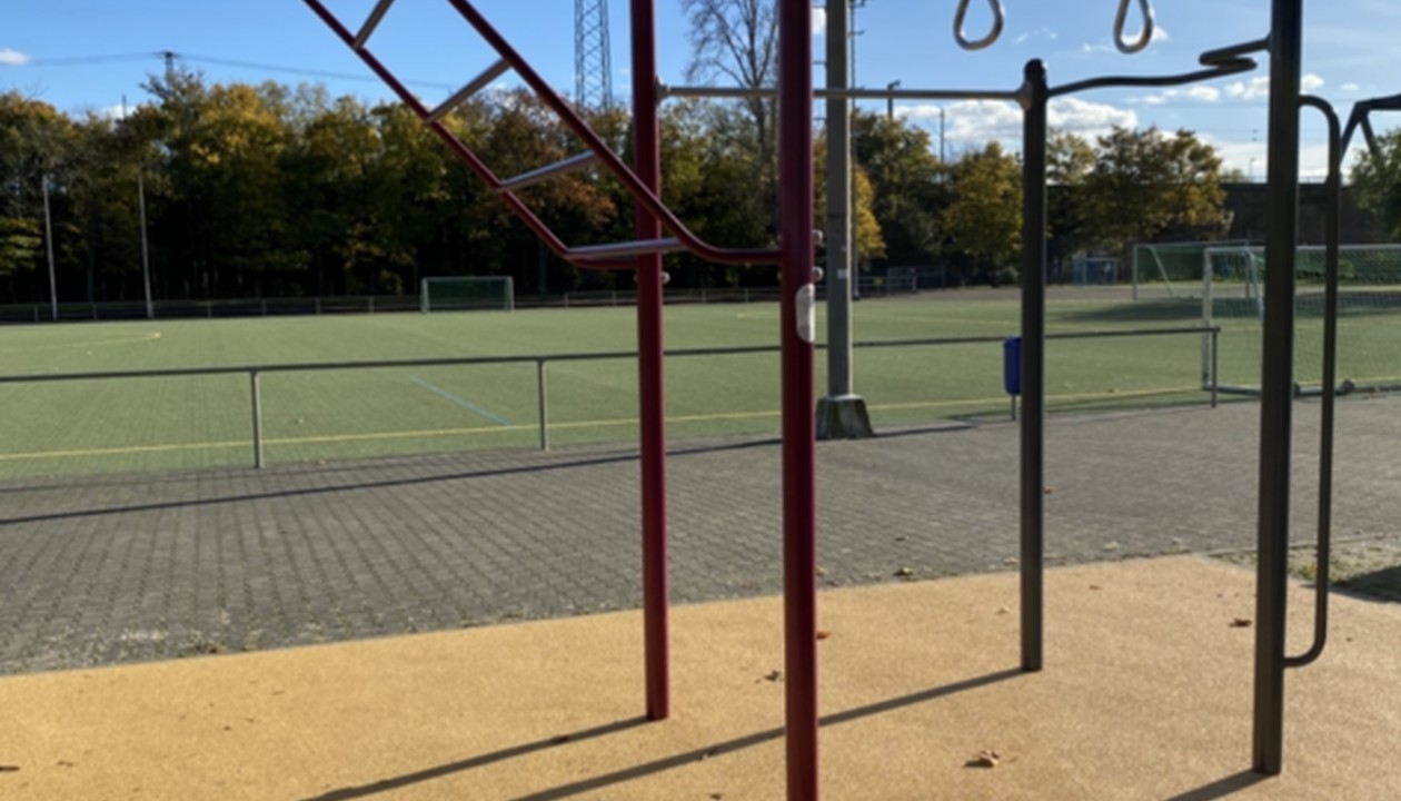 Wiesbaden: Calisthenics Anlage und neuer Basketballkorb auf dem Sportplatz Amöneburg in Betrieb