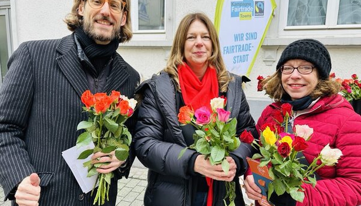 Wiesbaden verteilt Fairtrade-Rosen am Valentinstag und macht auf Handelsethik aufmerksam