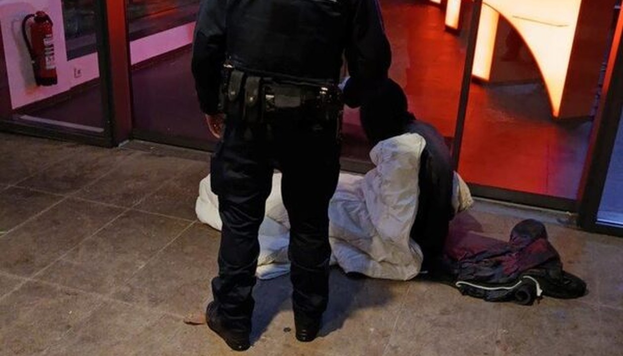 Wiesbadener Polizei reicht nachts Tee und Hinweise an Menschen ohne festen Wohnsitz